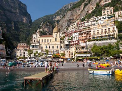 The apartment is few meters from the main beach of Positano