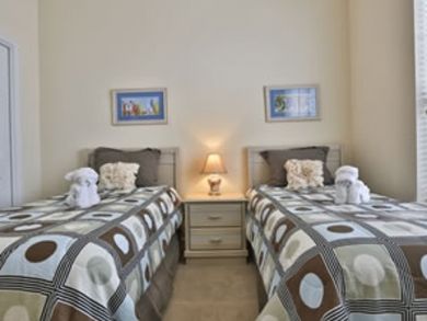 Bedroom 3 with twin beds