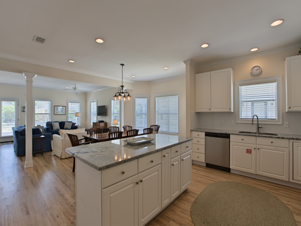 Destin Pool Home Two Living Rooms & Two Kitchens Sleeps 16