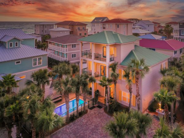 Miramar Beach 6 Bedroom Super Close to the Beach Sleeps 20