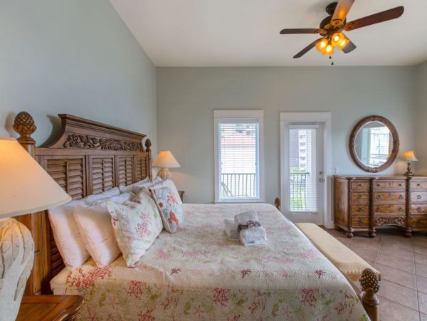 Miramar Beach 6 Bedroom Super Close to the Beach Sleeps 20