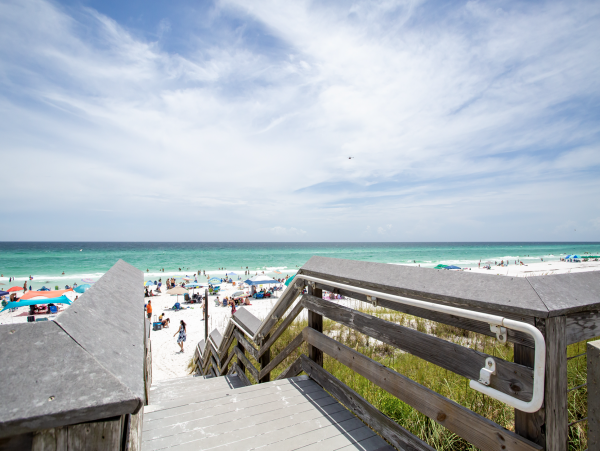 Gorgeous Home Sleeps 17 Private Pool, 2-3 Minutes Walk to Beach