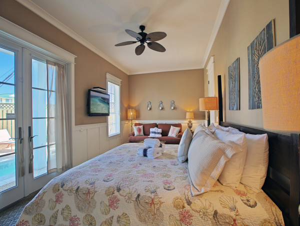 Gorgeous Home Sleeps 17 Private Pool, 2-3 Minutes Walk to Beach