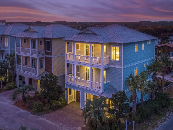 Gorgeous Home Sleeps 17 Private Pool, 2-3 Minutes Walk to Beach