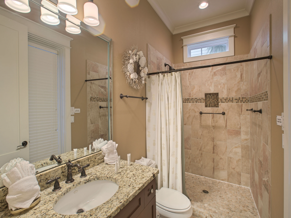 Gorgeous Home Sleeps 17 Private Pool, 2-3 Minutes Walk to Beach