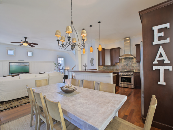 Gorgeous Home Sleeps 17 Private Pool, 2-3 Minutes Walk to Beach