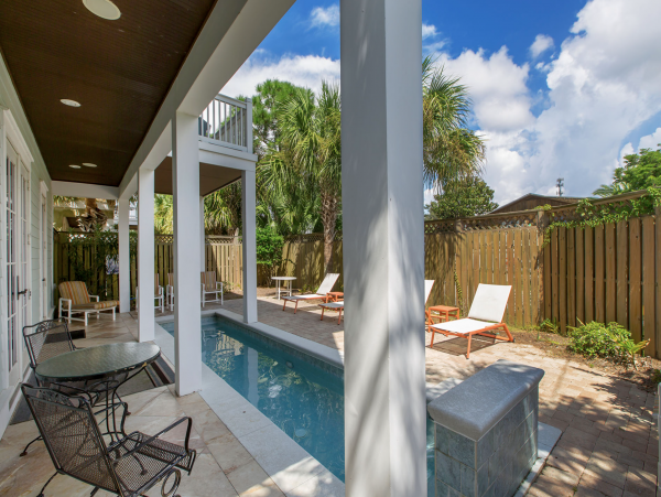 Gorgeous Home Sleeps 17 Private Pool, 2-3 Minutes Walk to Beach