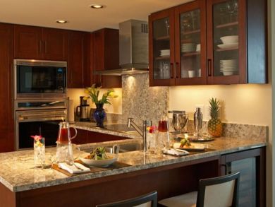 Fully equipped kitchen with breakfast bar