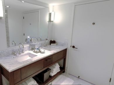 Dual vanity & bath amenities