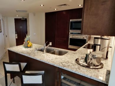 Fully equipped kitchen with breakfast bar