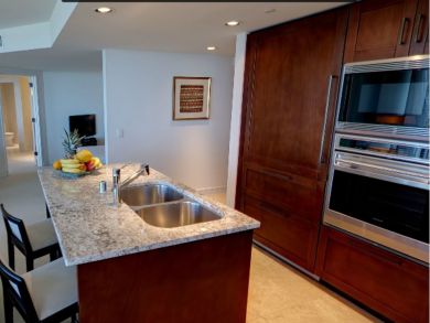 Kitchen with breakfast bar