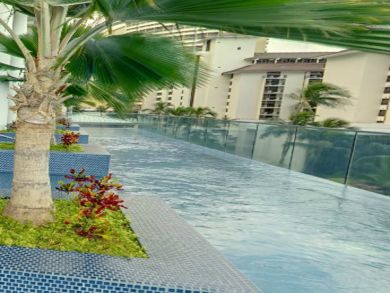 Infinity-edge pool