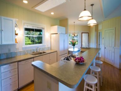 Kitchen with breakfast bar