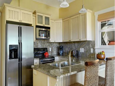 Fully equipped kitchen with breakfast bar