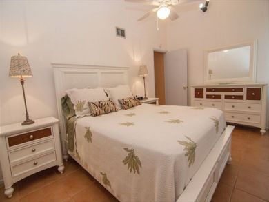 Guest bedroom with queen bed
