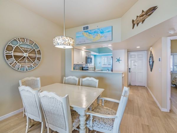 Cozy Sanibel Condo with Ocean Views