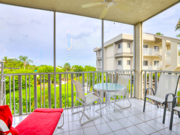 Two Bedroom Sanibel Vacation Condo Walk to Beach