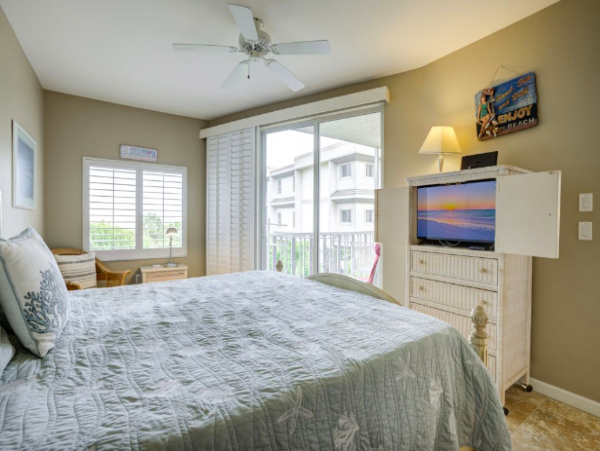 Two Bedroom Sanibel Vacation Condo Walk to Beach