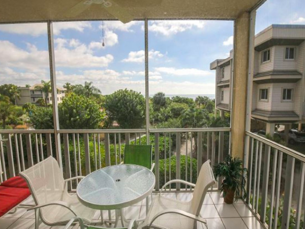 Two Bedroom Sanibel Vacation Condo Walk to Beach