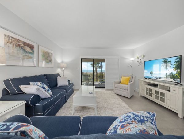 Charming 2-Bedroom Sanibel Condo with Stunning Views