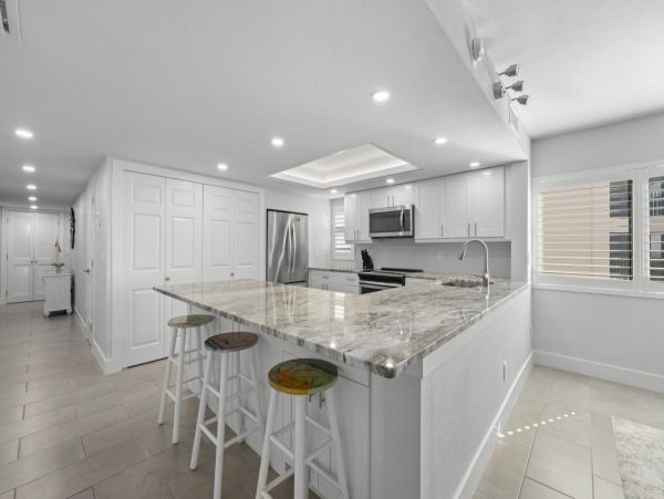 Charming 2-Bedroom Sanibel Condo with Stunning Views