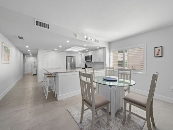 Charming 2-Bedroom Sanibel Condo with Stunning Views
