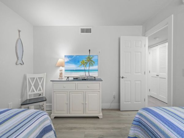 Charming 2-Bedroom Sanibel Condo with Stunning Views