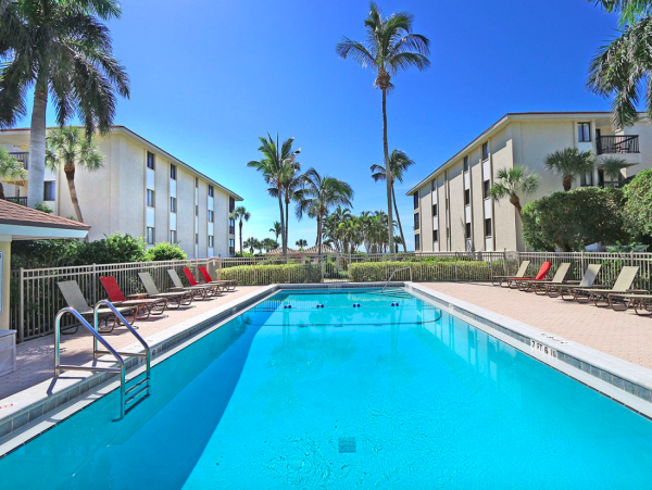 Charming 2-Bedroom Sanibel Condo with Stunning Views