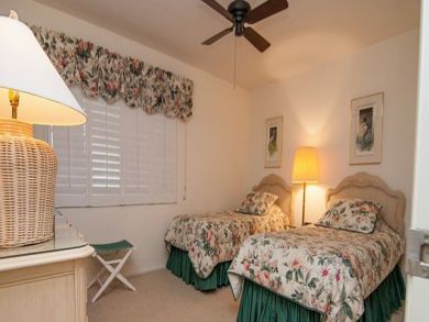 Guest bedroom with twin beds