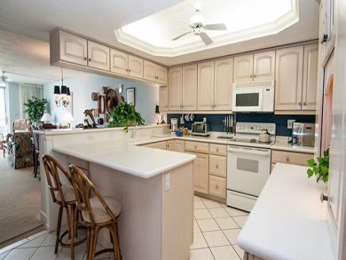 Fully equipped kitchen with breakfast bar
