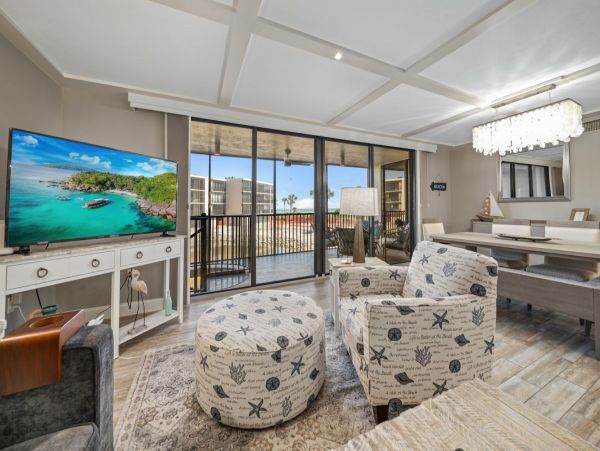 Beachfront Retreat Stunning Lanai Views & Resort-Style Amenities Sanibel Island