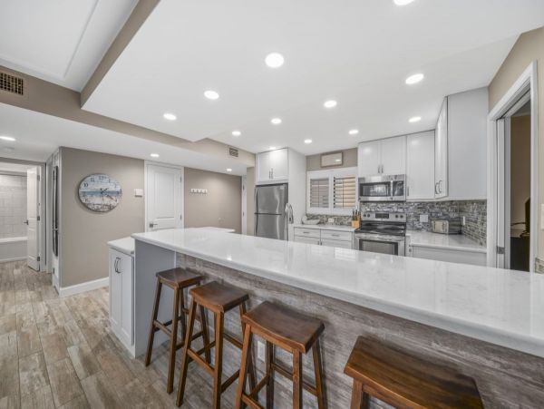 Beachfront Retreat Stunning Lanai Views & Resort-Style Amenities Sanibel Island