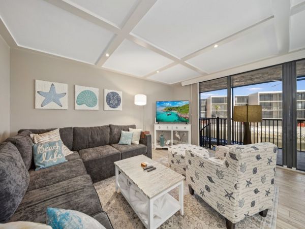 Beachfront Retreat Stunning Lanai Views & Resort-Style Amenities Sanibel Island