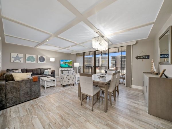 Beachfront Retreat Stunning Lanai Views & Resort-Style Amenities Sanibel Island