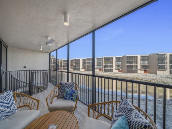 Beachfront Retreat Stunning Lanai Views & Resort-Style Amenities Sanibel Island