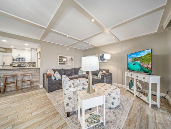 Beachfront Retreat Stunning Lanai Views & Resort-Style Amenities Sanibel Island