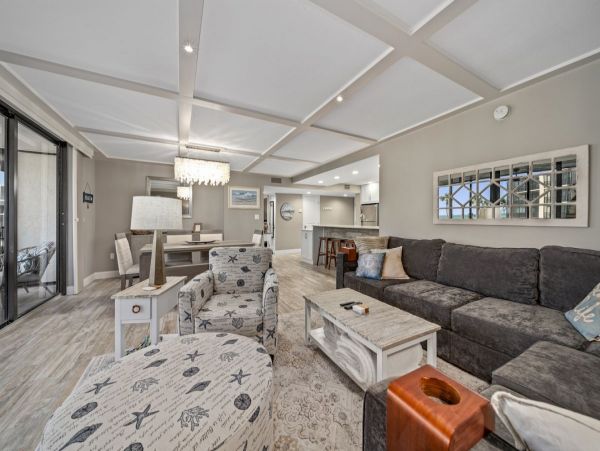 Beachfront Retreat Stunning Lanai Views & Resort-Style Amenities Sanibel Island
