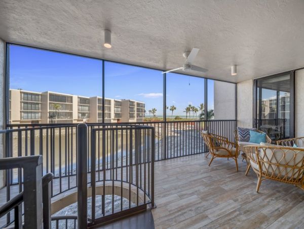 Beachfront Retreat Stunning Lanai Views & Resort-Style Amenities Sanibel Island