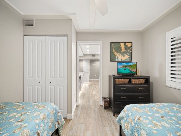 Beachfront Retreat Stunning Lanai Views & Resort-Style Amenities Sanibel Island