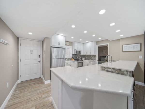 Beachfront Retreat Stunning Lanai Views & Resort-Style Amenities Sanibel Island