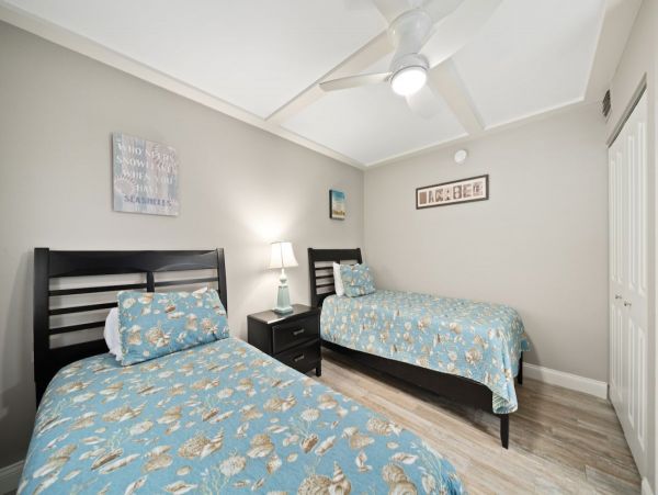 Beachfront Retreat Stunning Lanai Views & Resort-Style Amenities Sanibel Island