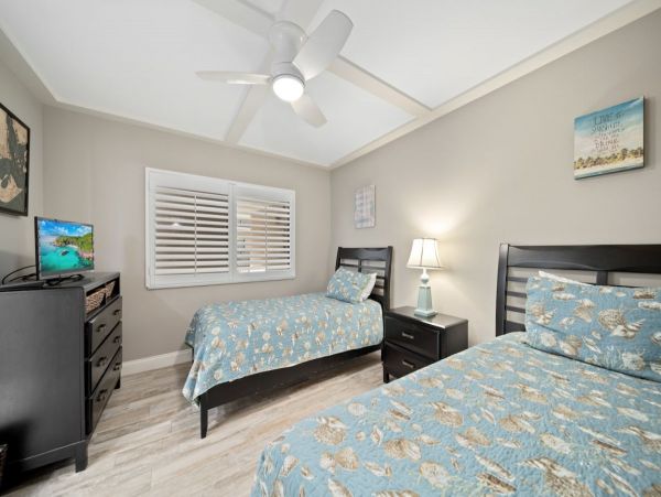 Beachfront Retreat Stunning Lanai Views & Resort-Style Amenities Sanibel Island