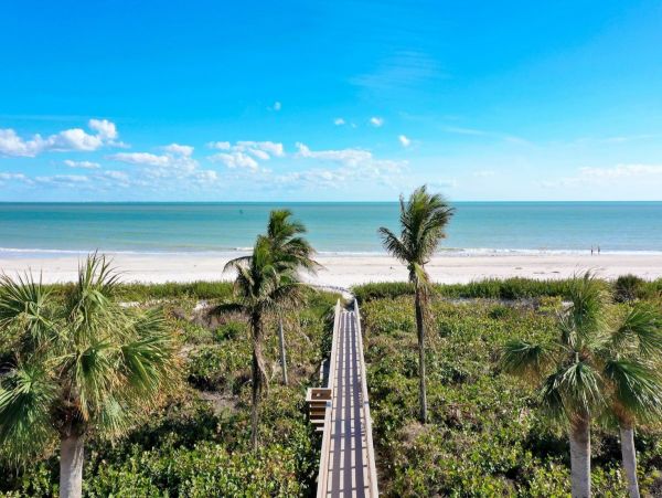 Beachfront Retreat Stunning Lanai Views & Resort-Style Amenities Sanibel Island
