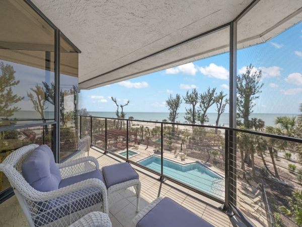 Sanibel Three Bedroom Rental Accommodation at the Beach