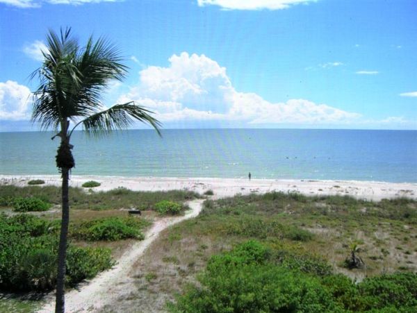 Sanibel End Condo Located on Beach with Communal Pool