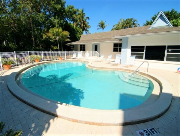 Sanibel End Condo Located on Beach with Communal Pool