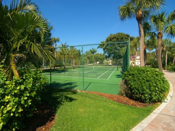 Sanibel End Condo Located on Beach with Communal Pool
