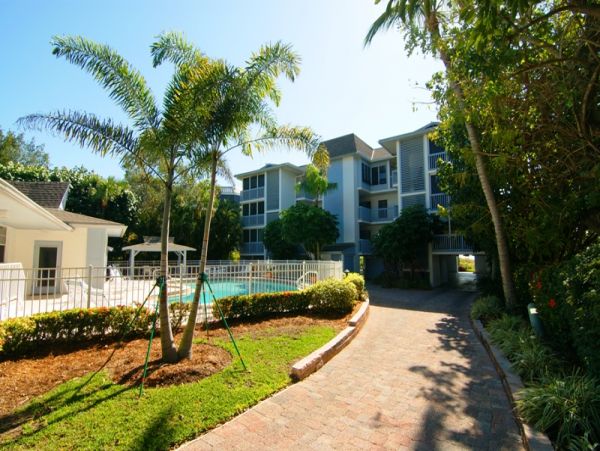 Sanibel End Condo Located on Beach with Communal Pool
