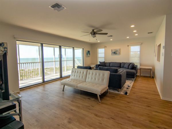 Sanibel End Condo Located on Beach with Communal Pool