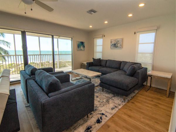 Sanibel End Condo Located on Beach with Communal Pool